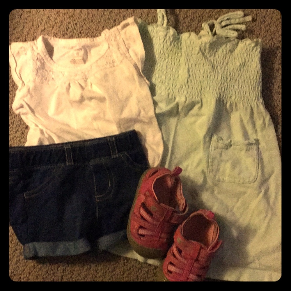 Bundle 4 pieces baby girl size 12-18 months.
